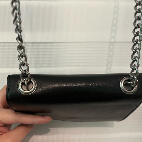 Black Flap Chain Crossbody Bag from Forever 21 - Picture 4 of 6